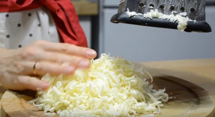 Per il ripieno, grattugiare il formaggio.