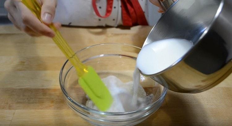 Versa il lievito con lo zucchero nel latte caldo.