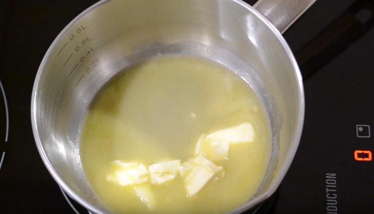 Rozpusťte máslo.