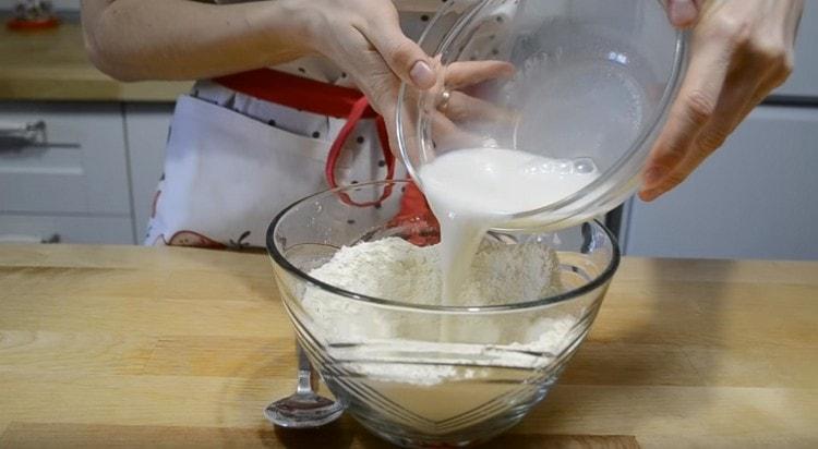 A lisztet vetve, sóval keverve adjunk hozzá tejet és élesztőt.