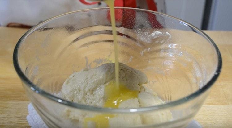 Fügen Sie die geschmolzene Butter dem Teig hinzu.