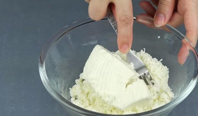 Per il ripieno, grattugiare o schiacciare il formaggio con una forchetta.