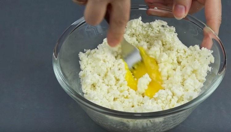Προσθέτουμε το αυγό στο τυρί, ανακατεύουμε.