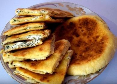 Köstliches khachapuri mit Hüttenkäse entsprechend einem schrittweisen Rezept mit einem Foto kochen.
