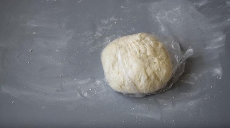 Impastare la pasta, mentre si prepara il ripieno, metterlo in un sacchetto.