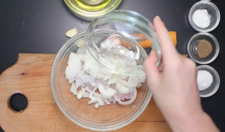 Aggiungi la cipolla al pesce persico e mescola questi ingredienti con l'aceto.