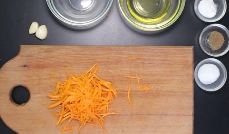Su una grattugia per carote coreane, strofiniamo le carote.