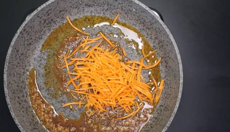 Добавете морковите в тигана, разбъркайте и загрейте за няколко минути.