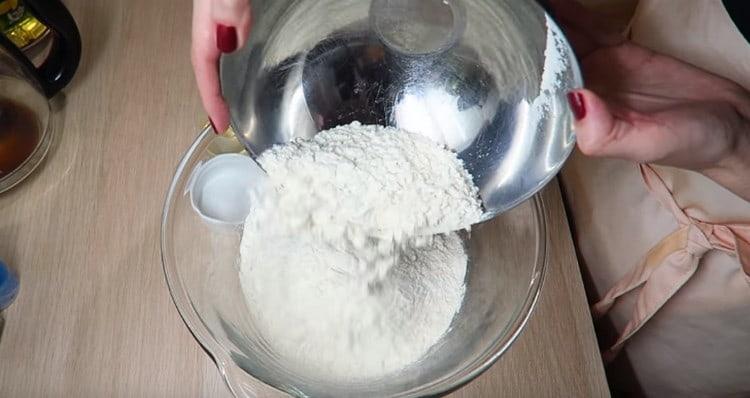 Сипете брашно в голяма купа.