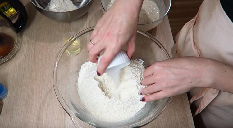 Įberkite druskos į miltus.