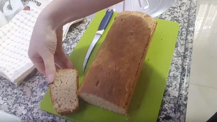 Такъв хляб от пълнозърнесто брашно е много вкусен.