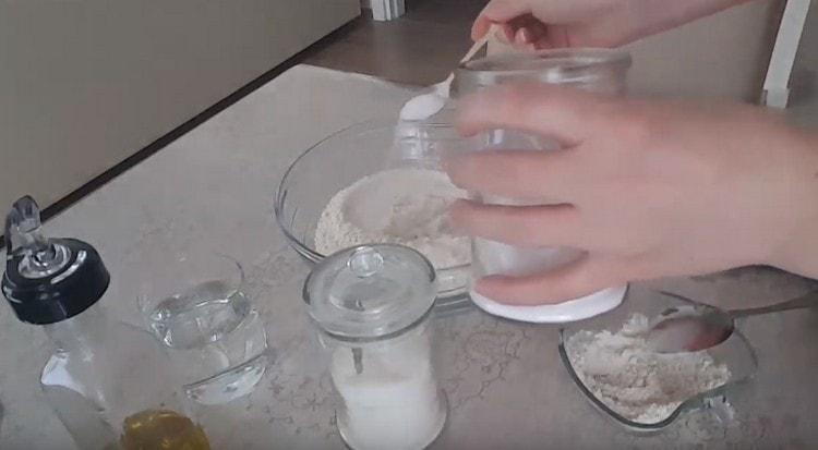 Комбинирайте пресятото пълнозърнесто брашно със захар и сол.