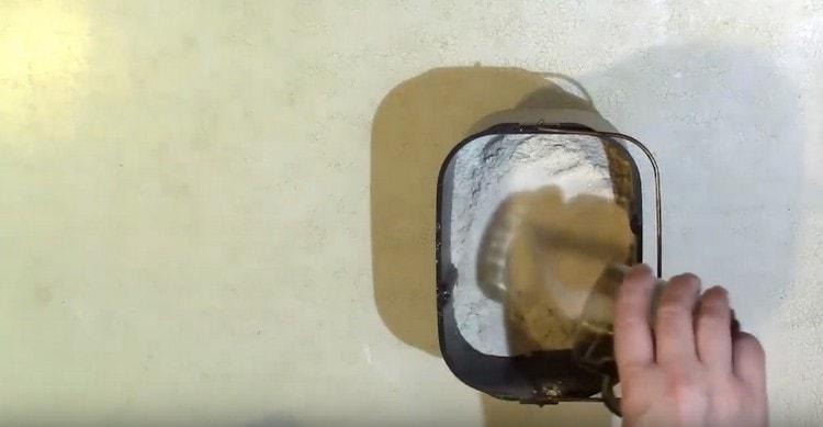 Пресейте брашното и го добавете към течните компоненти.