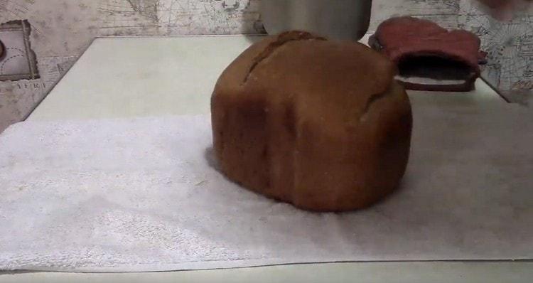 Έτσι ψήσαμε ψωμί σε ζυμωμένη ζύμη σε μηχανή ψωμιού.