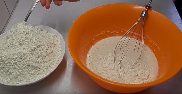 Inserisci la farina e impasta la pasta.