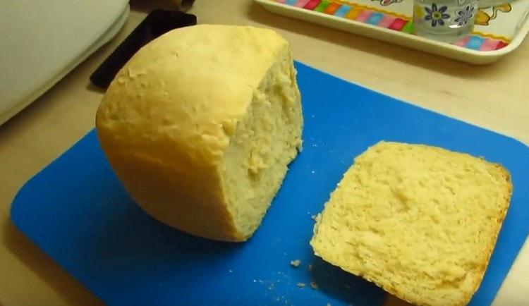 такъв хляб на кефир в машина за хляб се оказва много вкусен.