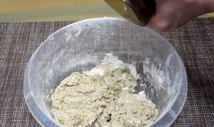 В процеса на смесване добавете растително масло в тестото.