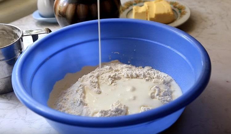 Prepariamo l'impasto per il khychi su kefir con soda.