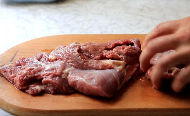 نحن نقطع اللحم ونمر به من خلال مفرمة اللحم.
