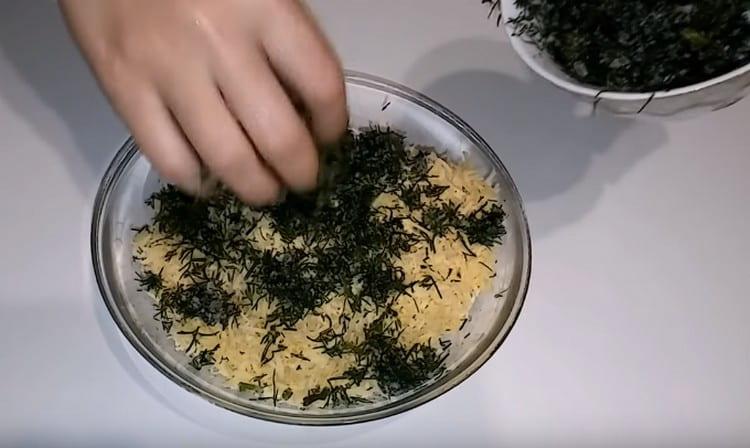 Al formaggio per sapore aggiungere l'aglio e le erbe tritate