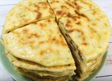 Khichin mit Käse und Kartoffeln - Tortilla gefüllt in einer Pfanne