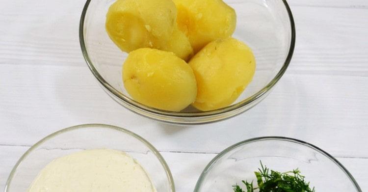Cuocere le patate con la buccia, quindi raffreddarle e sbucciarle.