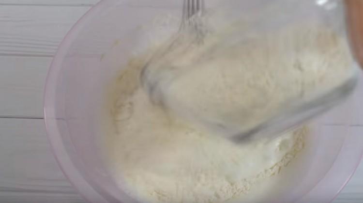 Aggiungi un po 'di farina al composto di kefir, soda e sale.