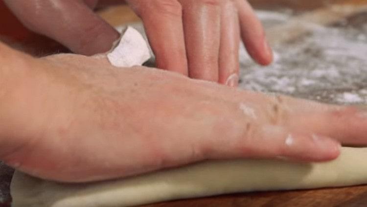 Τα chebureks με κρέας πρέπει να πιέζονται ελαφρά με το χέρι σας έτσι ώστε να ξεπεράσει ο αέρας από το κομμάτι εργασίας.
