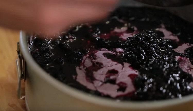 Align ang blueberry jelly sa ibabaw ng hinaharap na keso at ipadala ang dessert sa ref.