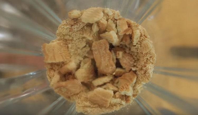 Macina i biscotti di pasta frolla in briciole.