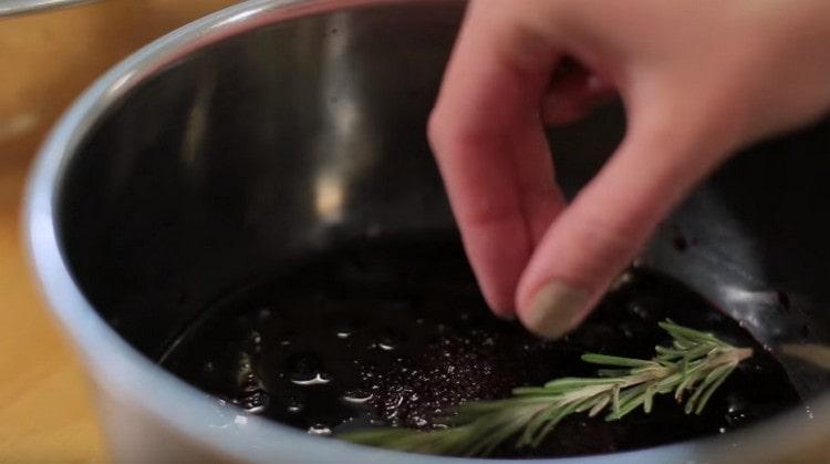 Uniamo mirtilli, acqua e gelatina in una casseruola, aggiungiamo un rametto di rosmarino.
