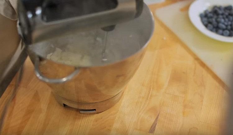 Separatamente, montare la crema di formaggio con zucchero a velo.