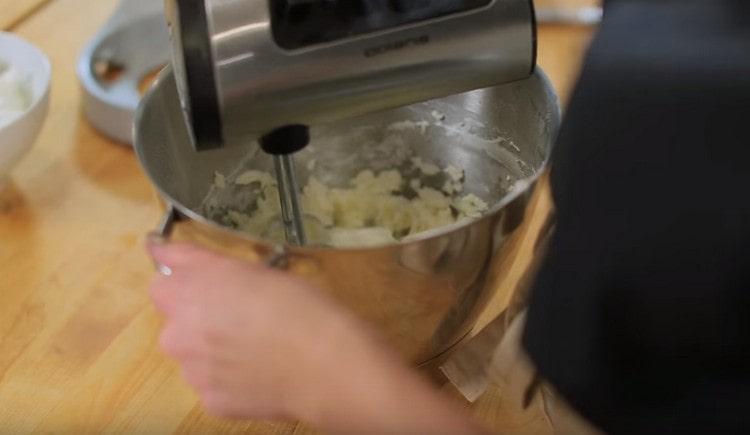 Do smetanového sýra přidejte zakysanou smetanu nebo přírodní jogurt.