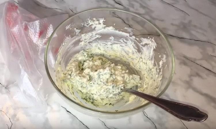 Mescolare verdure e aglio con burro ammorbidito.
