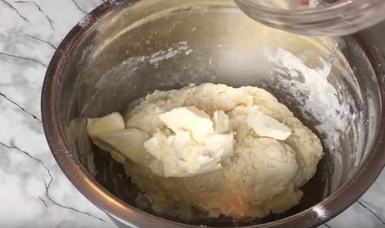 Fügen Sie weiche Butter dem Teig hinzu.