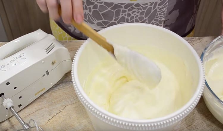 Ανακατέψτε την κρέμα με μάζα τυριού κρέμας και ζελατίνης με γάλα.