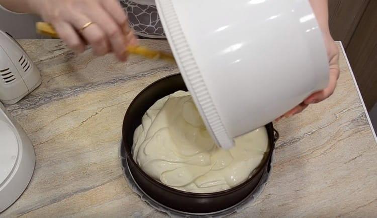 La crema delicata risultante viene versata in uno stampo sulla base.