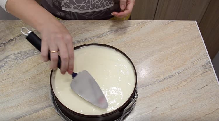 livellare la massa con una spatola e inviare il dessert in frigorifero.
