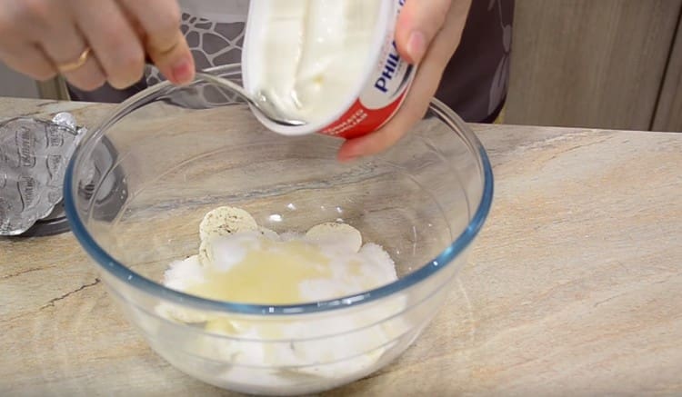 In una ciotola di crema di biscotti Oreo, aggiungi la crema di formaggio.