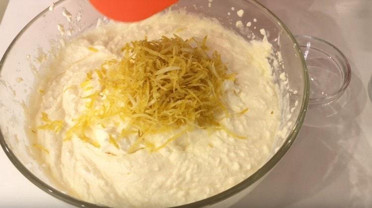 Lisää sitruunan kuori juustomassaan.