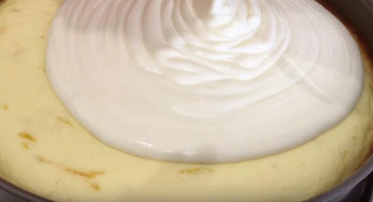 Copriamo con panna acida cheesecake quasi pronta.