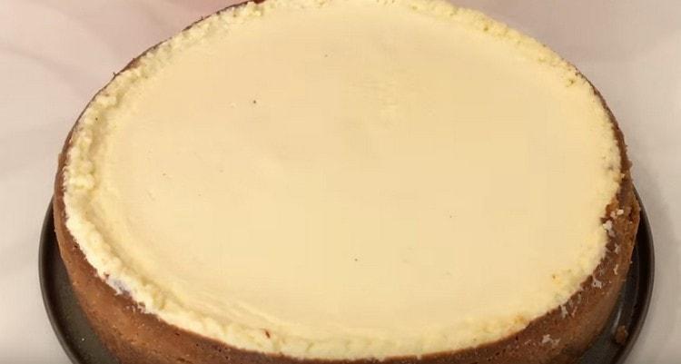 una tale cheesecake di biscotti e ricotta dopo la cottura dovrebbe rimanere in frigorifero per 7-8 ore.