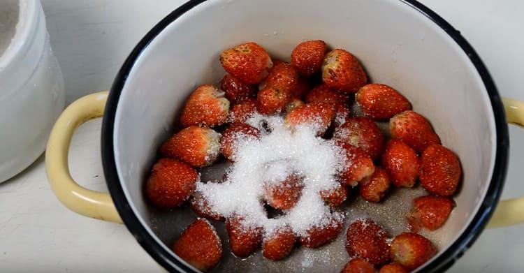 Erdbeeren mit Zucker und Wasser kochen.