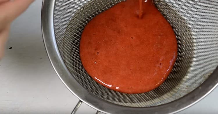 Siirrä mansikan sose seulan läpi.
