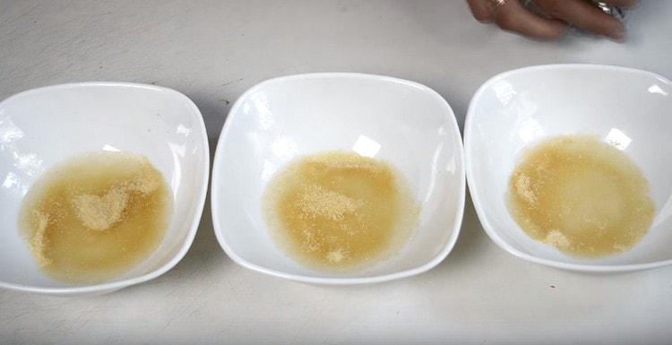 Esitäytä kuumalla vedellä sama määrä gelatiinia eri astioissa.