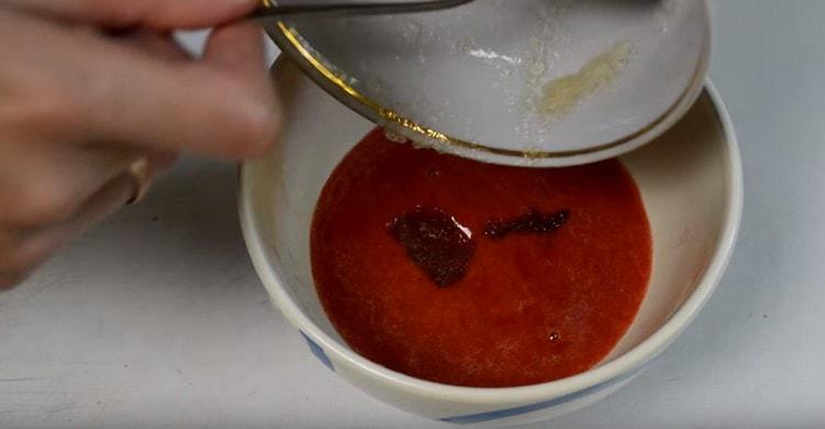 Aggiungi la gelatina alla purea di fragole calda e mescola fino a completa dissoluzione.