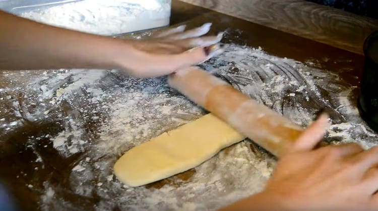 Събираме останалото тесто в наденица и разточваме за страните на чийзкейка.