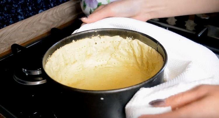 بعد 15 دقيقة من الخبز ، قم بإزالة العملات المعدنية وخبز العجين لأكثر من ذلك بكثير.