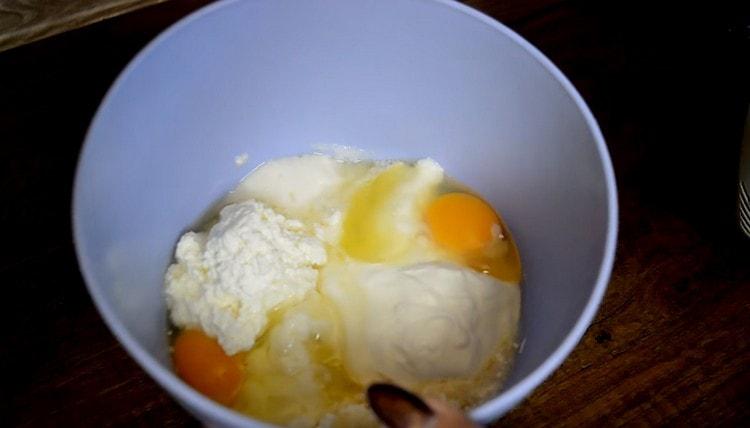 В купа комбинираме извара, заквасена сметана, яйца, захар.