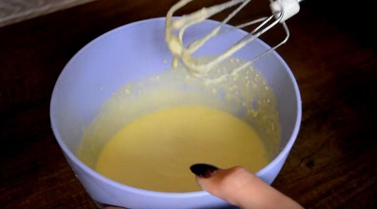 Mischen Sie die Zutaten mit dem Mixer und brechen Sie den Hüttenkäse.